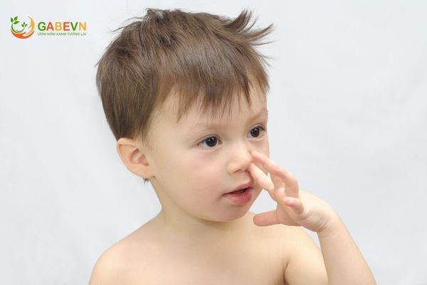trẻ-bị-chảy-máu-cam-nguyên-nhân-là-do-đâu
