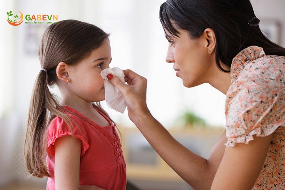 trẻ-bị-chảy-máu-cam-nguyên-nhân-là-do-đâu