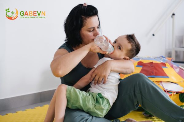 trẻ-bị-ngộ-độc-thức-ăn-nguyên-nhân-triệu-chứng-và-cách-xử-lý